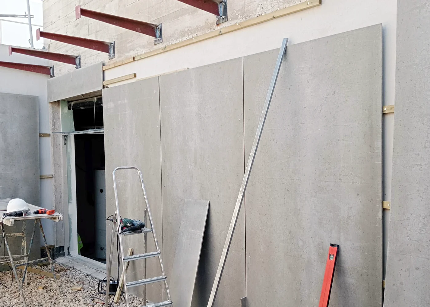 Oficiales especializados ejecutando instalaciones técnicas de climatización en vivienda de Madrid
