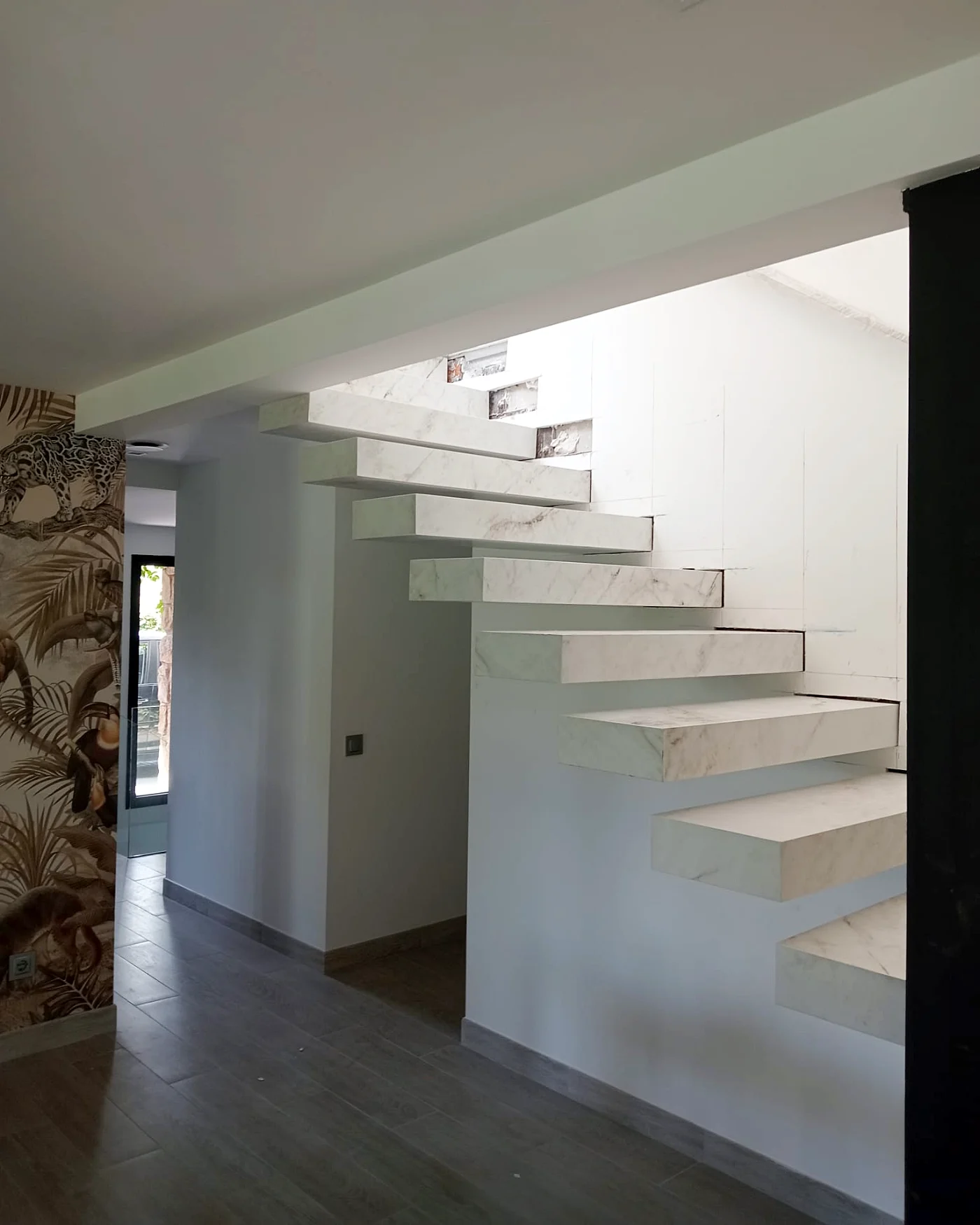 Escalera volada ejecutada por el equipo de GAO'S Reformas en Madrid