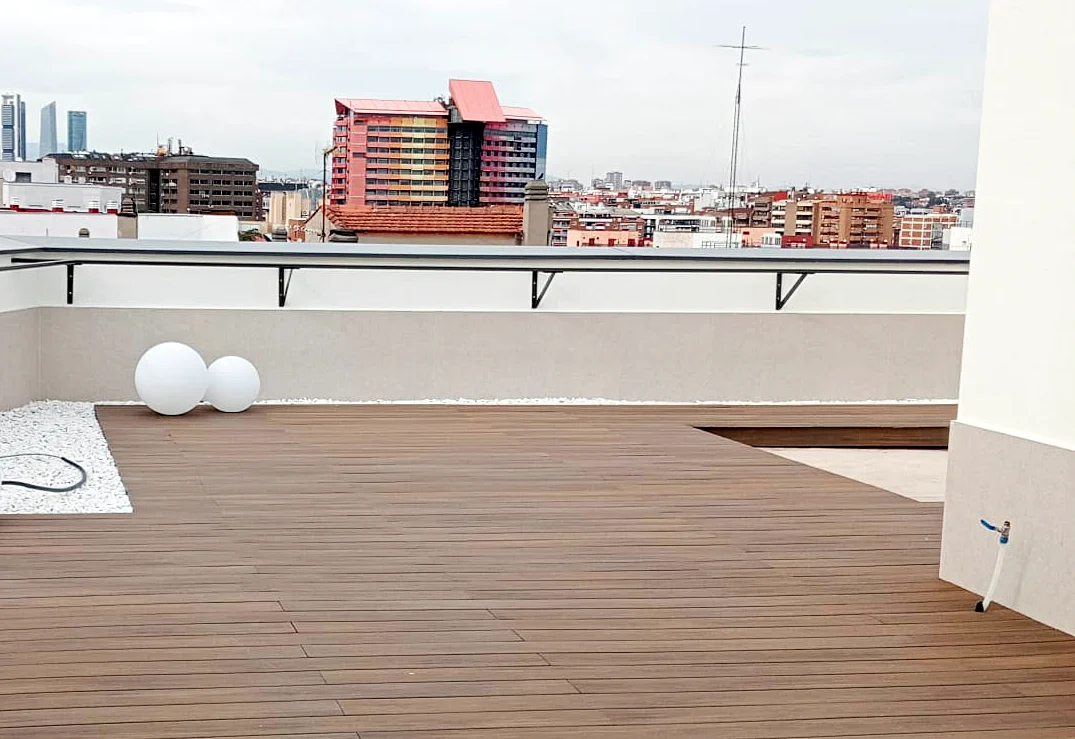 Terraza de ático con tarima técnica y vistas a Madrid