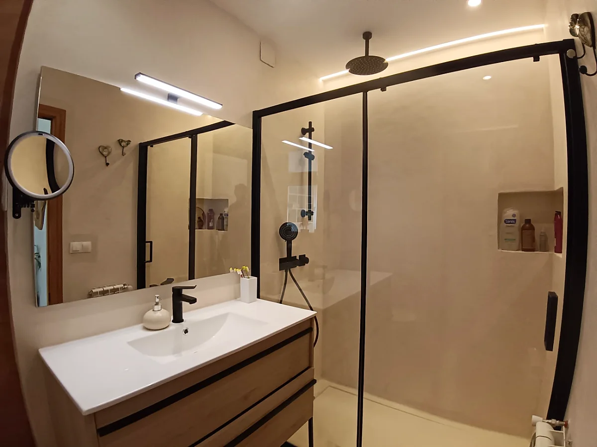 Baño reformado en vivienda de Madrid con acabados contemporáneos