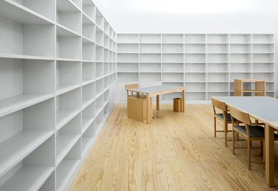 Biblioteca con estanterías a medida de suelo a techo y tarima de madera en Madrid