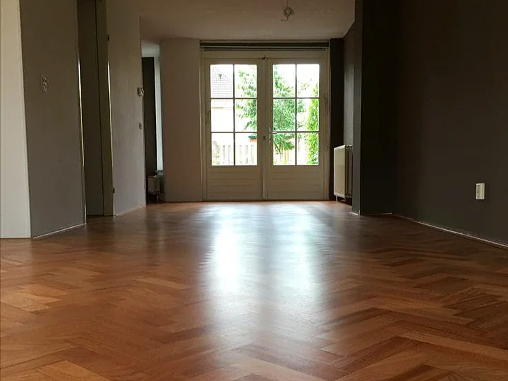 Salón reformado con parquet en vivienda residencial de Madrid