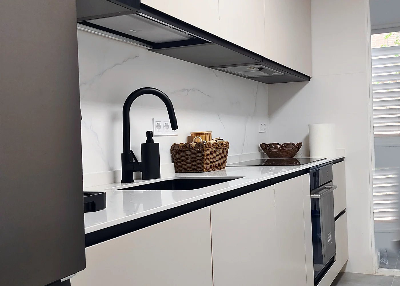 Salón tras una reforma integral de vivienda en Madrid por GAO'S