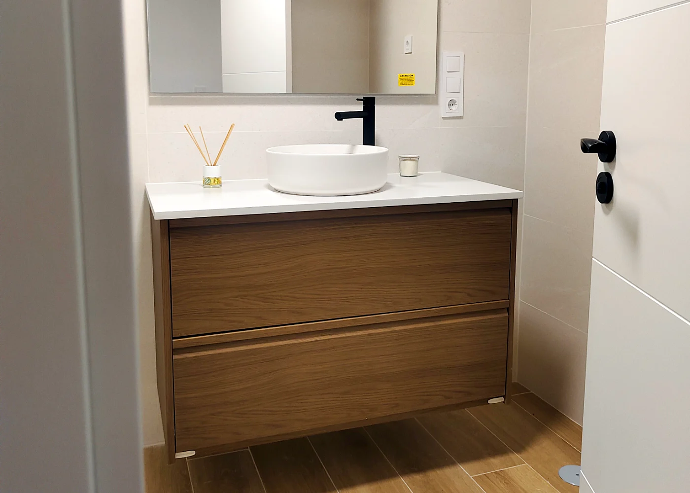 Salón de vivienda de alto standing con carpintería oculta e iluminación integrada en Madrid