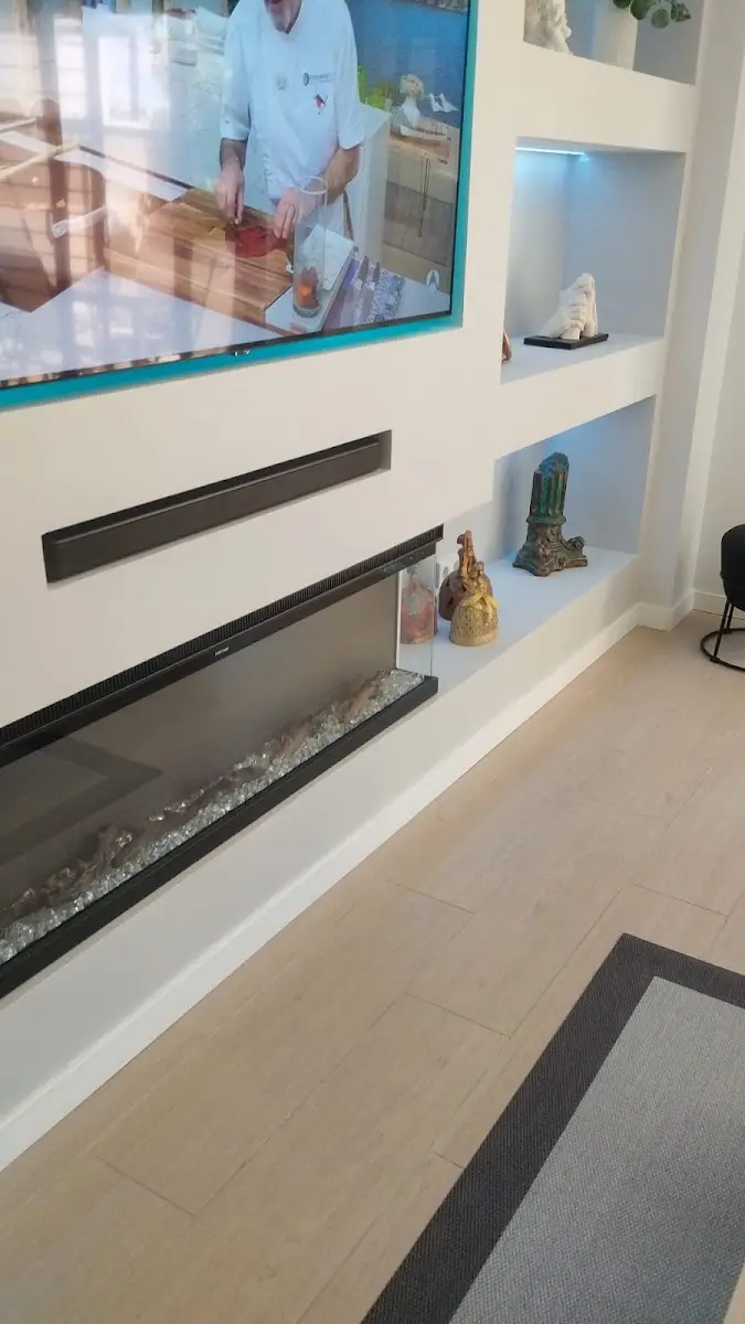Detalle de Carpintería a medida y ebanistería: Integración de iluminación LED sin cables visibles