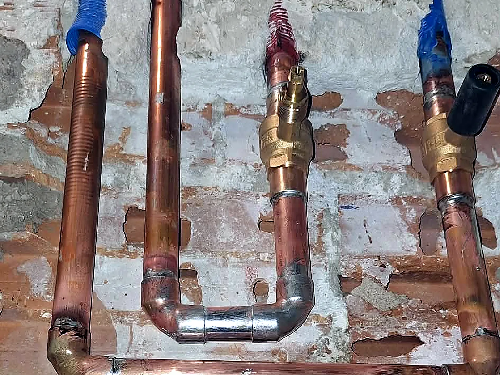 Colector de cobre con llaves de corte individuales en una reforma de fontanería