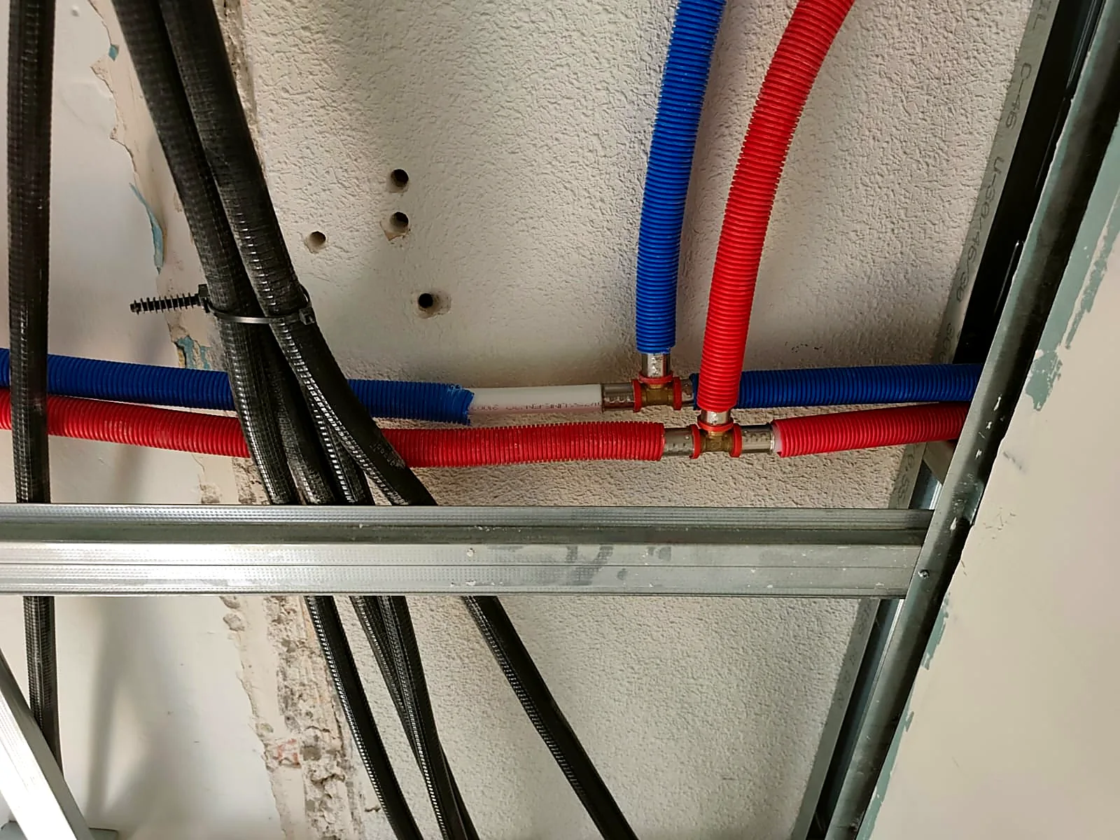 Tuberías multicapa con aislamiento térmico rojo y azul