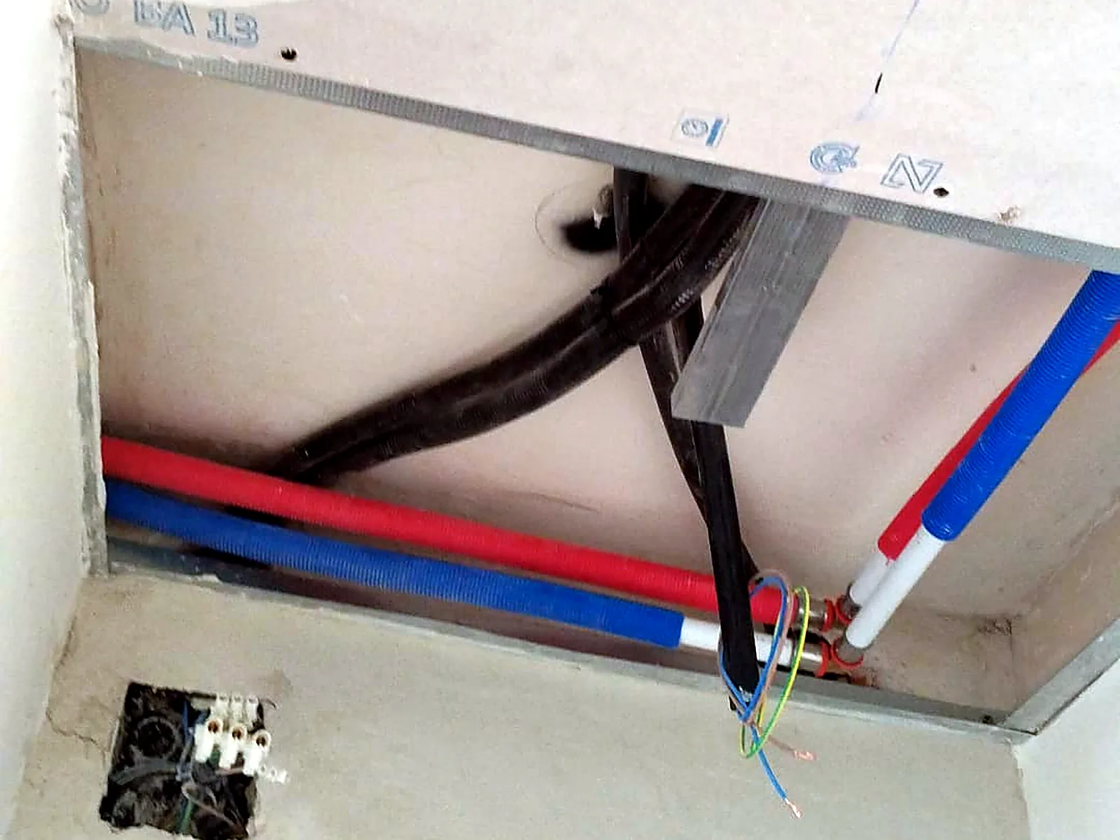 Tuberías aisladas instaladas en el techo de pladur