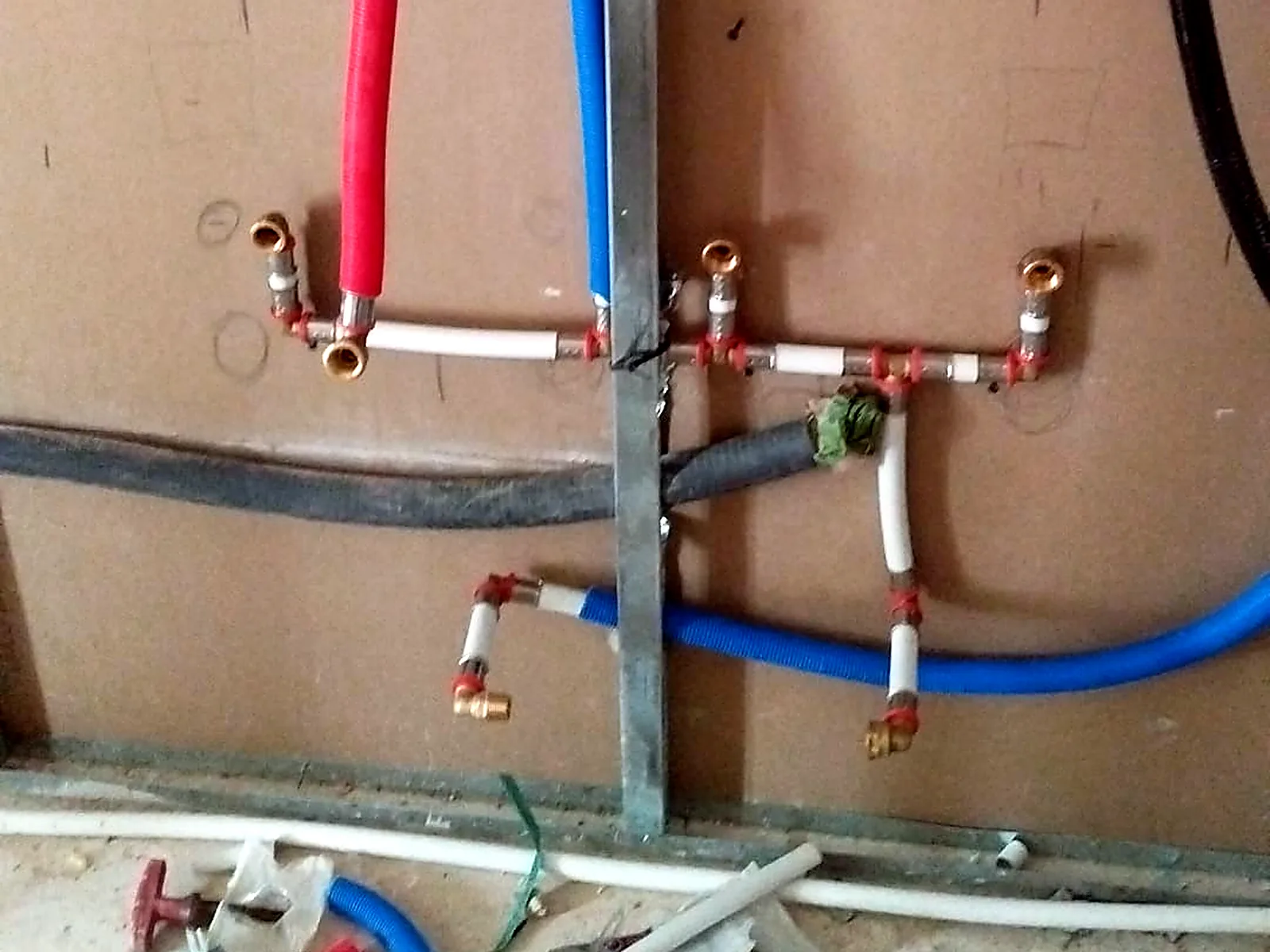 Llaves de corte de baño con tuberías PEX