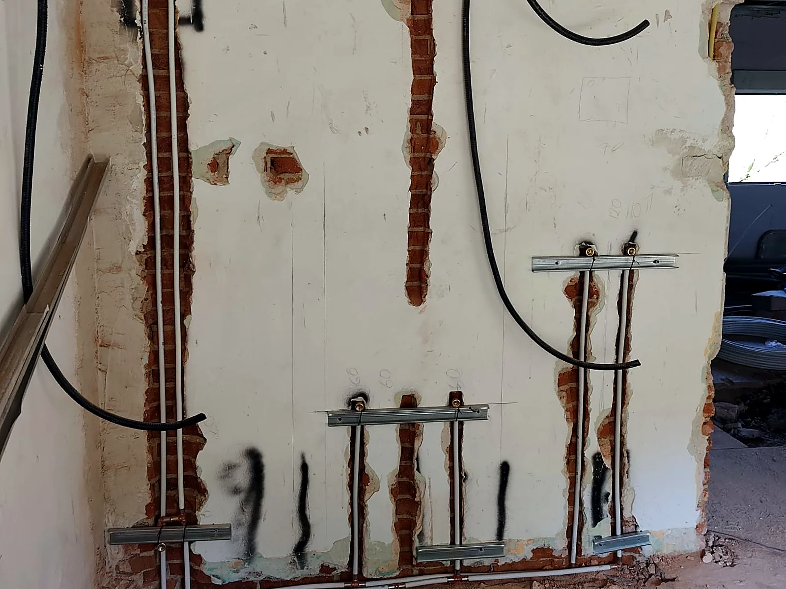 Distribución de agua con colector en pared durante una reforma