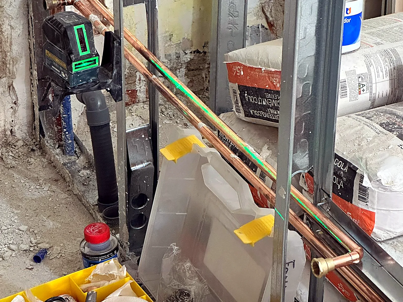 Instalación de tubería de cobre con nivelación láser