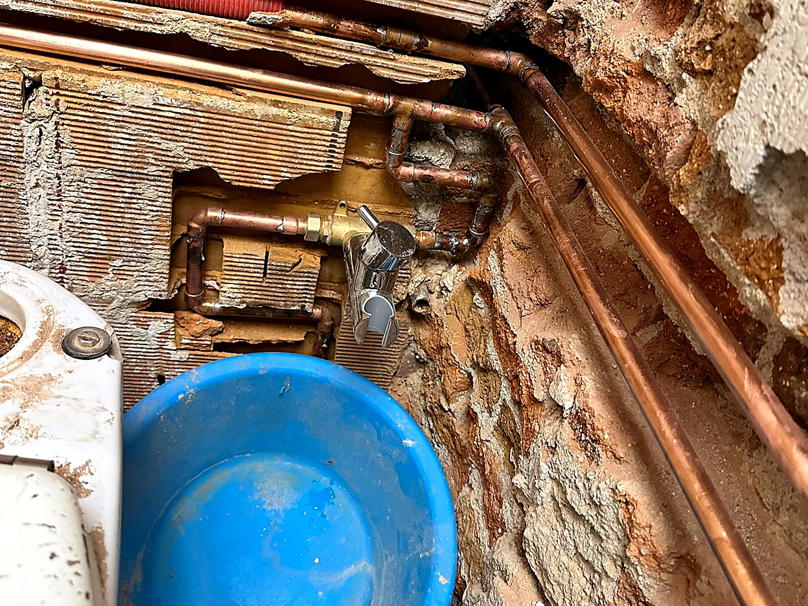 Instalación de cobre con llaves de paso en un baño