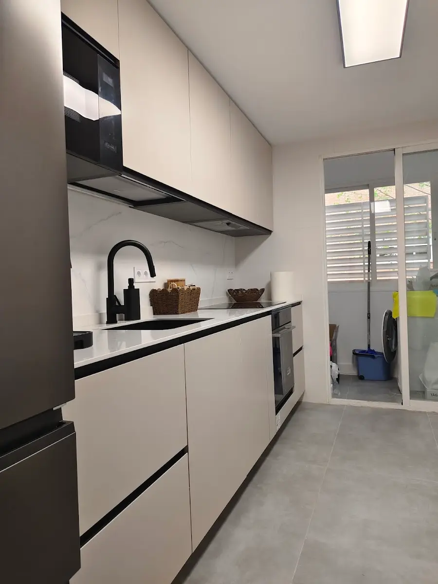 Detalle de Montaje de muebles y cocinas: La nivelación de la base antes de apoyar la encimera