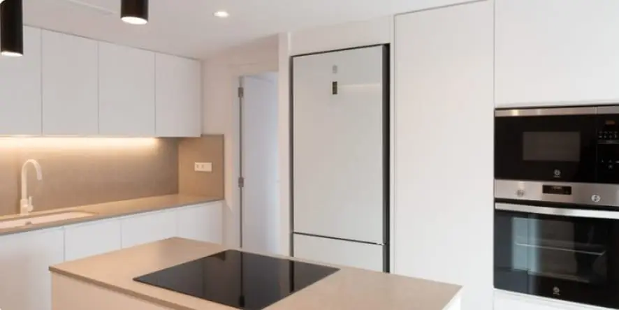 Detalle de Montaje de muebles y cocinas: Pletina corrida de acero para muebles altos