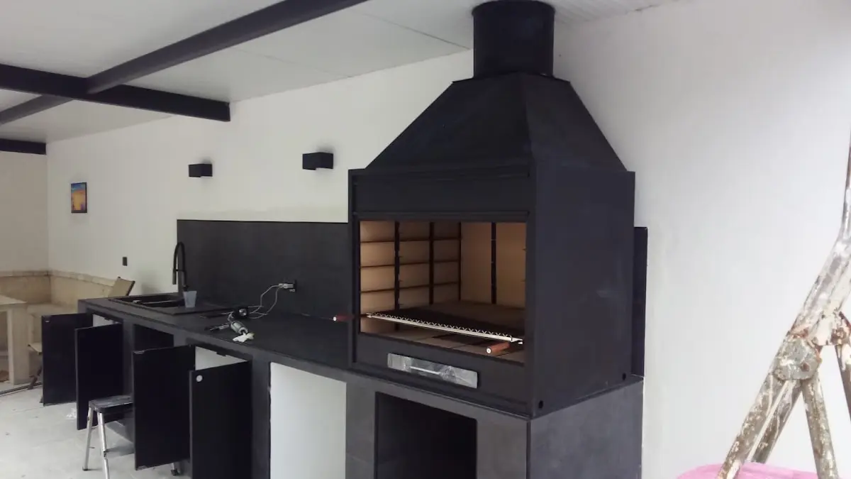 Detalle de Montaje de muebles y cocinas: Regulación tridimensional de bisagras y frentes