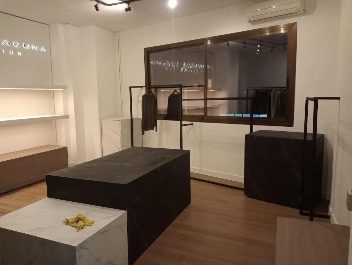 Detalle de Pintura y papel pintado: El corte a nivel de la pared principal