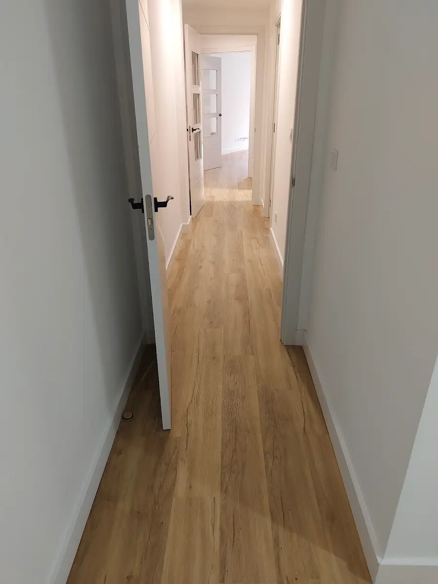 Detalle de Puertas de paso y entrada: Puertas enrasadas a pared y encuentro con yeso