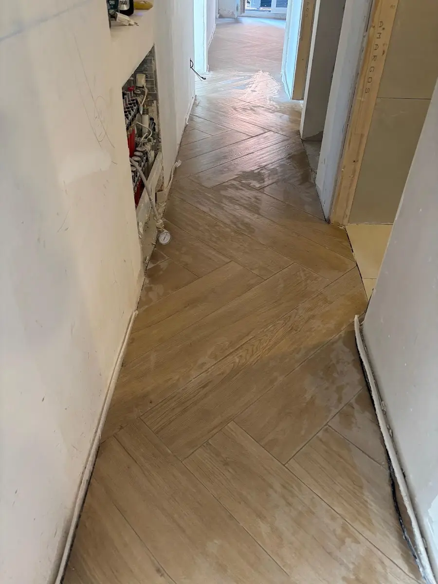 Detalle de Suelos de madera y pavimentos: Barniz al agua frente al barniz de urea-formol