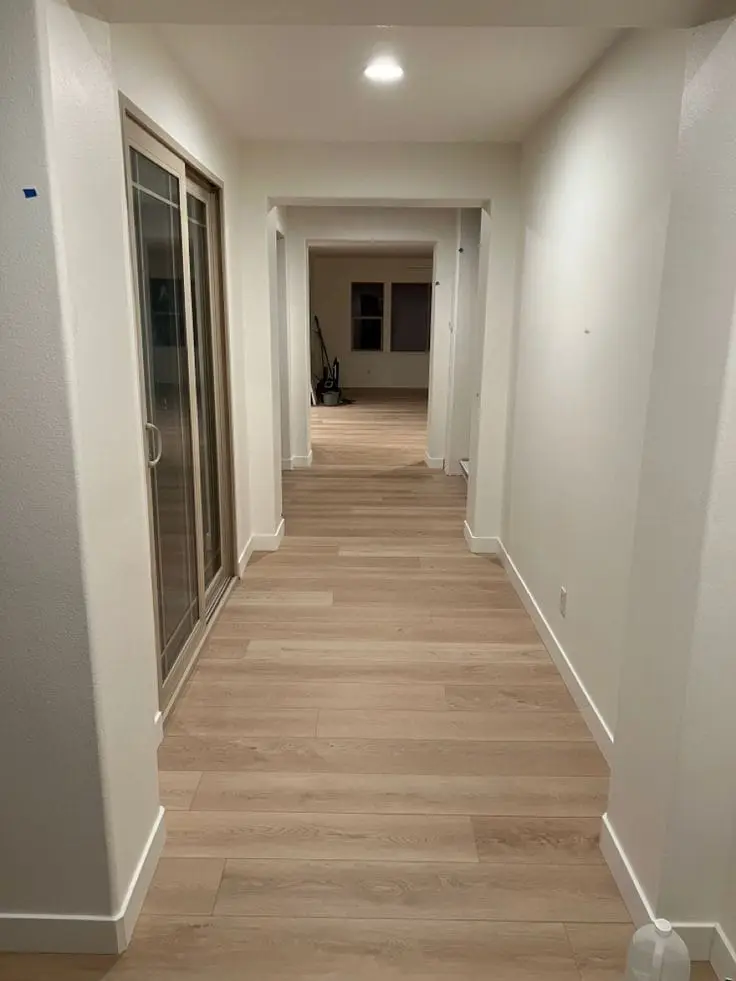 Detalle de Suelos de madera y pavimentos: El vinilo SPC como solución unificada en zonas húmedas